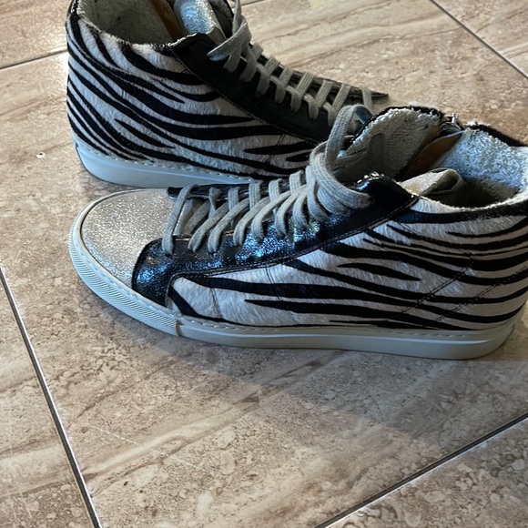 P488 black & silver sneakers size 39 which is size 9 Gently used - Picture 7 of 7